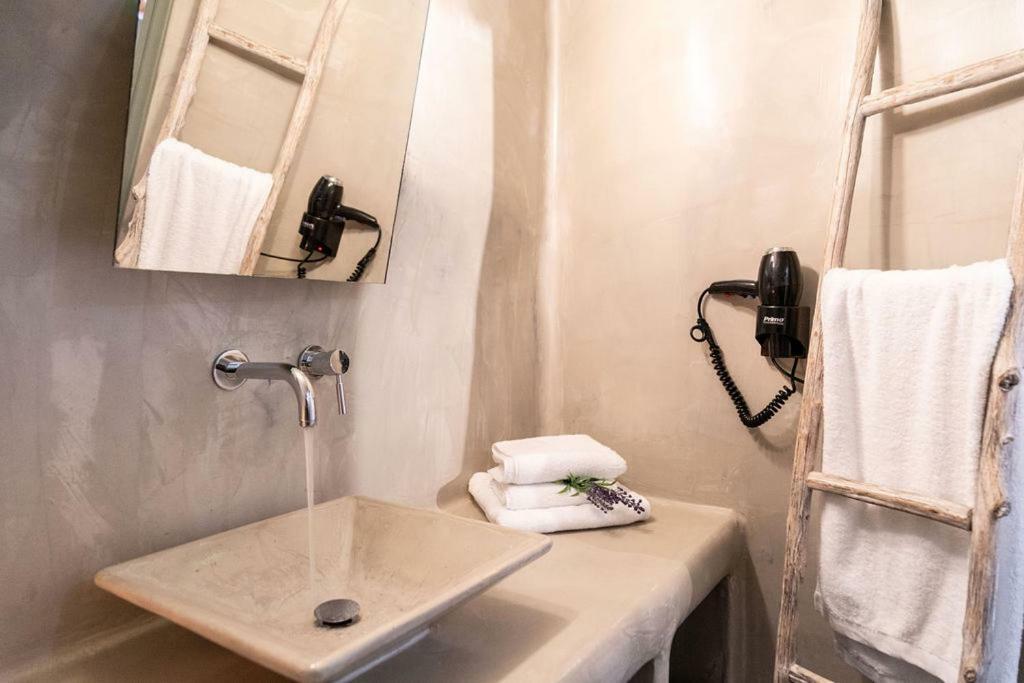 Astrea Suites Feggaropetra Cave House Φηρά Εξωτερικό φωτογραφία
